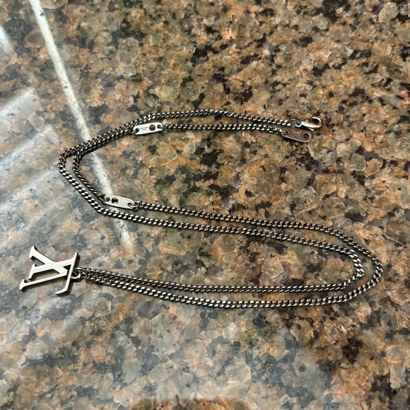 LOUIS VUITTON Adjustable Collier LV
Upside Down Necklace M62683 - Picture 6 of 10